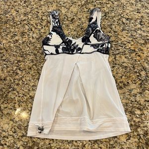 Size 2 White/Black Floral Print Lululemon top!